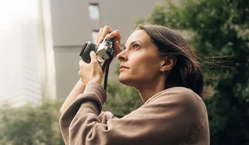 Fotograaf Anna Salvador met de OM SYSTEM OM-3 in de hand.