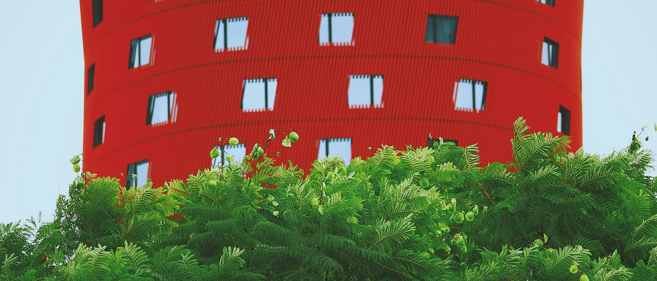 Foto van een rood gebouw, gemaakt met OM SYSTEM OM-3 en de M.Zuiko Digital 12‑100mm F4.0 IS PRO